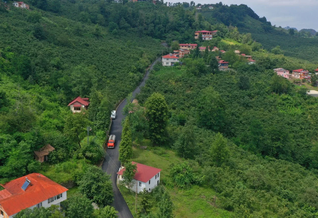 BÜYÜKŞEHİRDEN YENİSAYACA’YA SICAK ASFALT