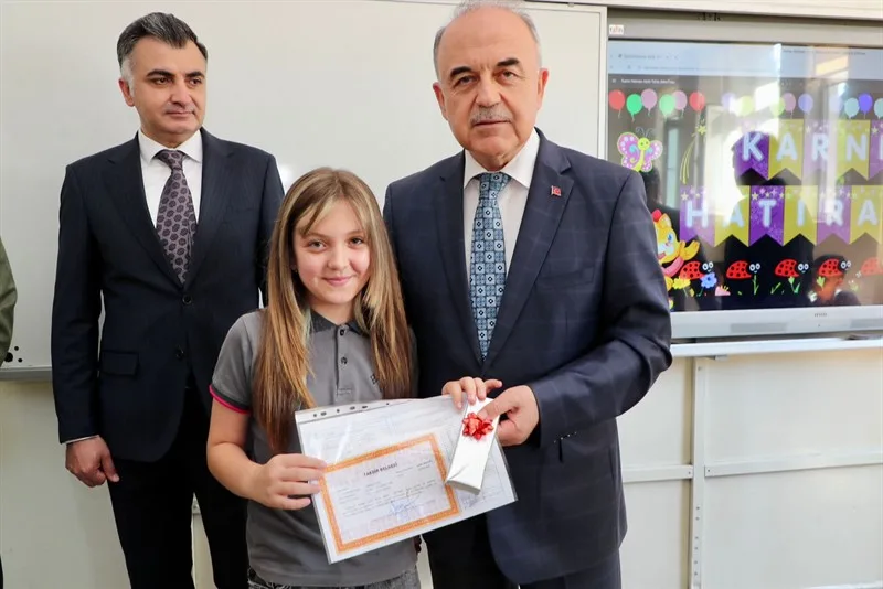Vali Erol, Öğrencilerin Karne Heyecanını Paylaştı