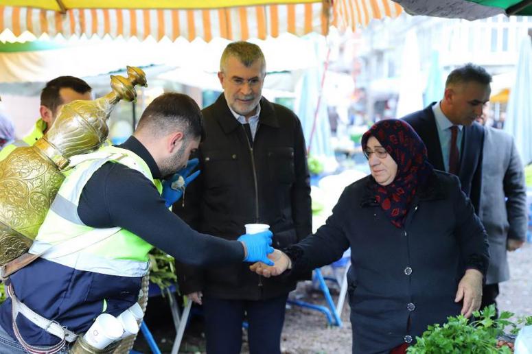 ESNAF VE VATANDAŞLAR GÜNE BÜYÜKŞEHİRİN ÇORBA İKRAMI İLE BAŞLIYOR
