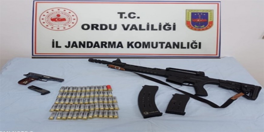 BALTAYI TAŞA VURDULAR