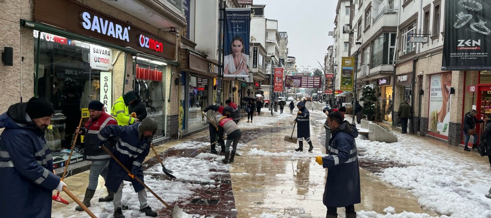 BÜYÜKŞEHİR EKİPLERİ YAYA GÜVENLİĞİ İÇİN SAHADA 