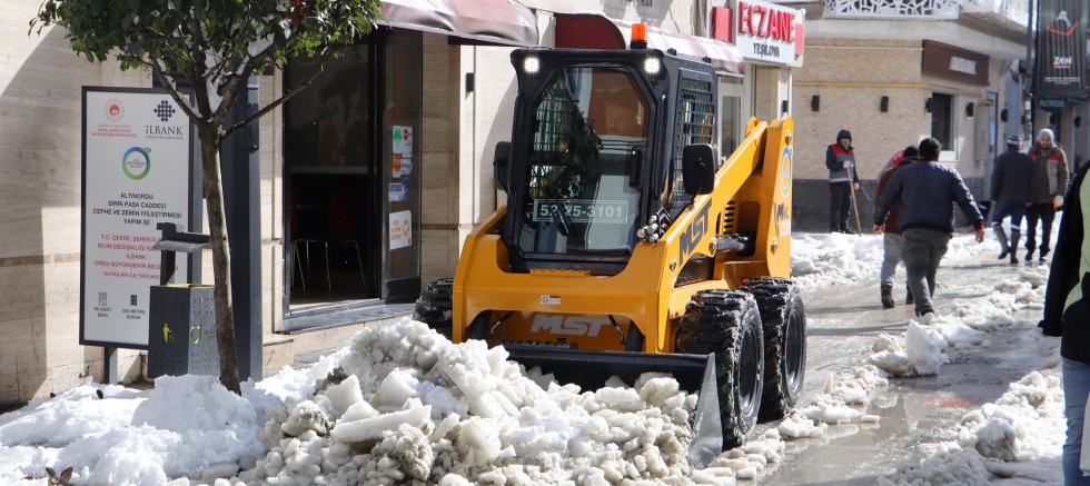 CADDELERDE KAR TEMİZLİĞİ