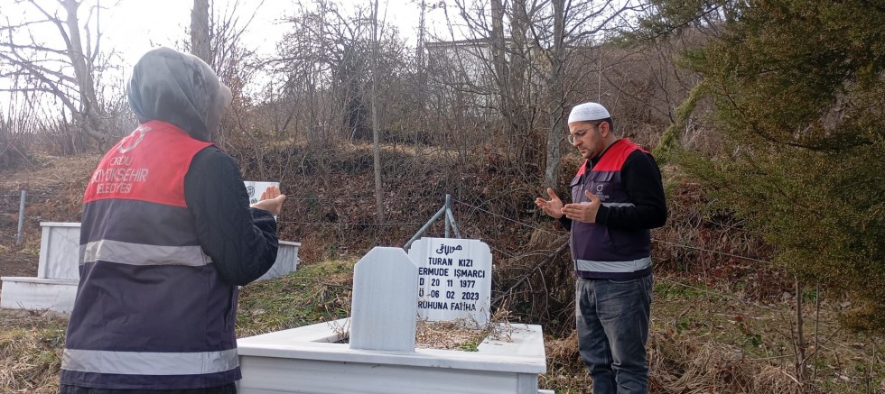 DEPREMDE HAYATINI KAYBEDEN ORDULU VATANDAŞLAR KABİRLERİ BAŞINDA ANILDI