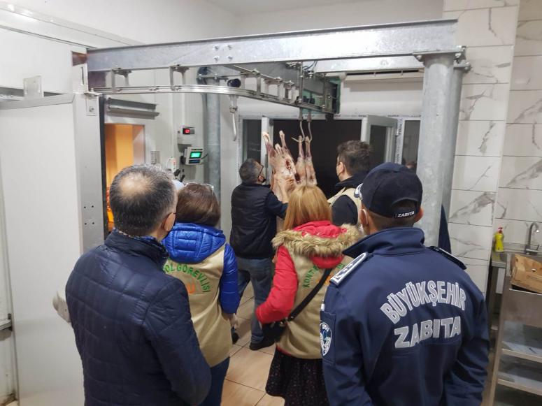 BÜYÜKŞEHİR ZABITASI 2 TON KAÇAK ETE EL KOYDU