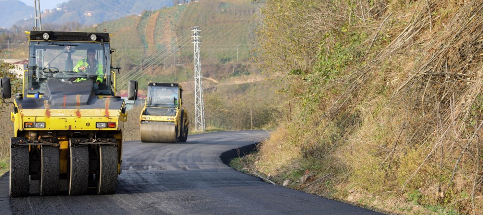 GÜRGENTEPE İLÇESİNDE SICAK ASFALT MUTLULUĞU 