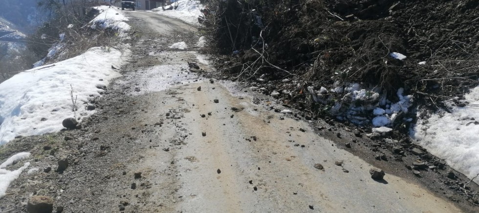ORDU’DA ERİYEN KARLAR HEYELANLARA YOL AÇTI