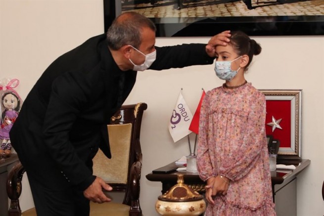 ŞEHİT AİLELERİNE VE GAZİLERE, DEVLET ÖVÜNÇ MADALYASI VE BERATI TEVCİH EDİLDİ
