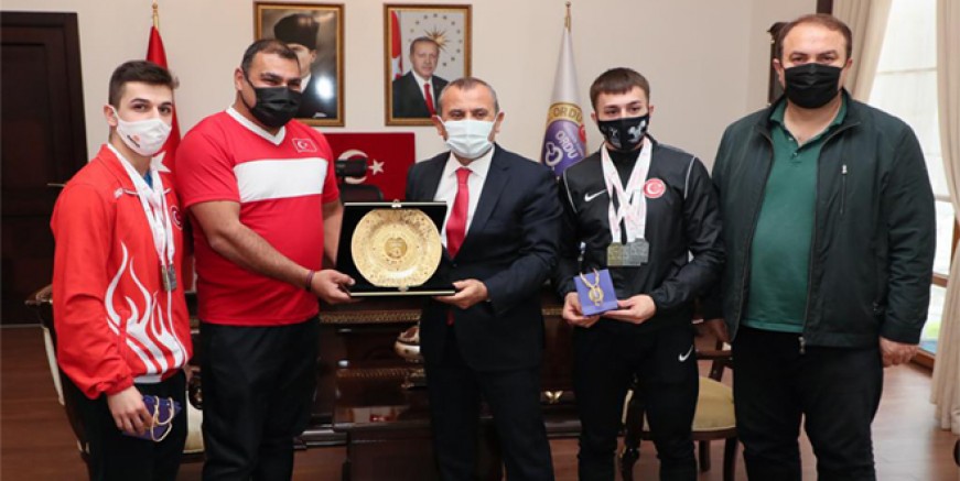VALİ SONEL, BAŞARILI SPORCULARI ÖDÜLLENDİRDİ
